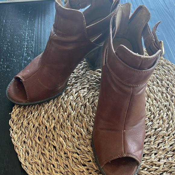 Open toed booties - Picture 2 of 2